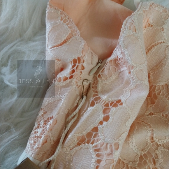 🆕Blush/White Lace Peplum Tank Top - Picture 5 of 16